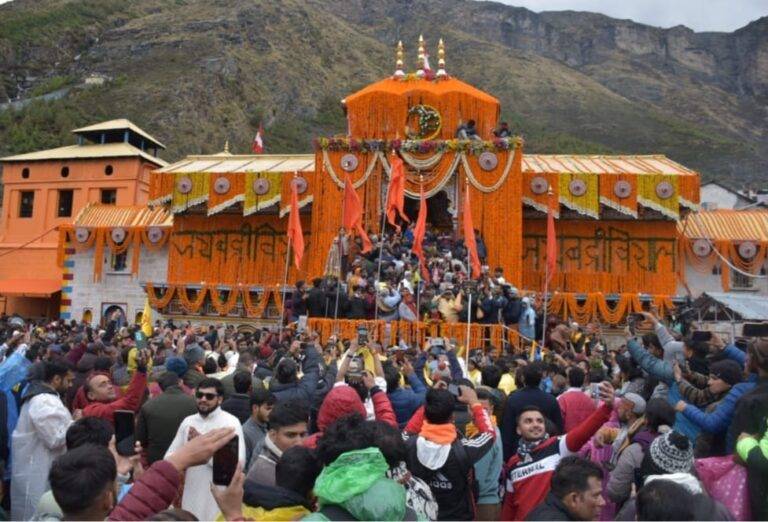 Chartham yatra-2024: बद्रीनाथ धाम (Badrinath Dham) के कपाट भी खोले गए, हजारों श्रद्धालु मौजूद रहे, जयकारों से गूंज उठा मंदिर परिसर