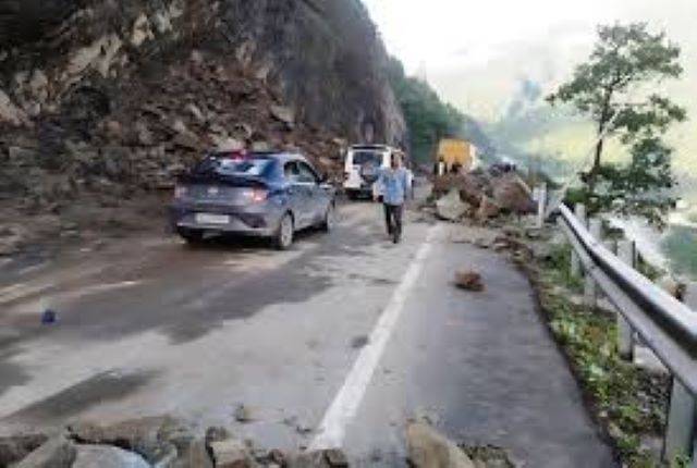 राष्ट्रीय राजमार्ग भूस्‍खलन (landslide) के कारण यातायात बाधित