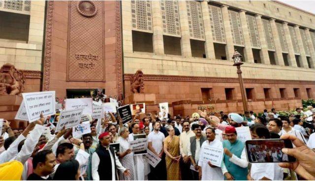 विरोध : बजट में बिहार और आंध्र प्रदेश को विशेष पैकेज दिए जाने पर विपक्ष नाराज, कांग्रेस समेत कई विपक्षी पार्टियों ने सदन में किया हंगामा और प्रदर्शन