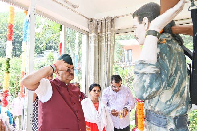 कारगिल शहीद राजेश गुरुंग की मूर्ति पर पुष्पचक्र अर्पित कर मंत्री गणेश जोशी ने दी श्रद्धांजलि