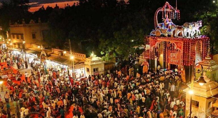 Janmashtami: श्रीकृष्ण जन्मोत्सव के रंग में रंगी कान्हानगरी, जन्मभूमि में की गई विशेष पूजा-आरती, द्वारका में भी धूम