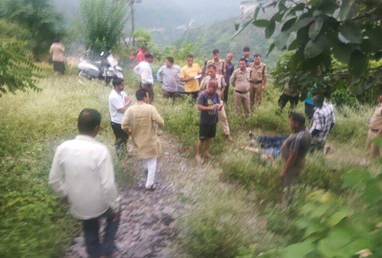 हिंडोलाखाल क्षेत्र में दर्दनाक हादसा (Accident) : कार खाई में गिरी, दो शिक्षकों की मौत, एक गंभीर घायल