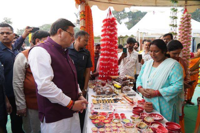 सीएम धामी ने रेंजर्स ग्राउंड देहरादून में आयोजित सरस मेला-2024 का शुभारंभ किया