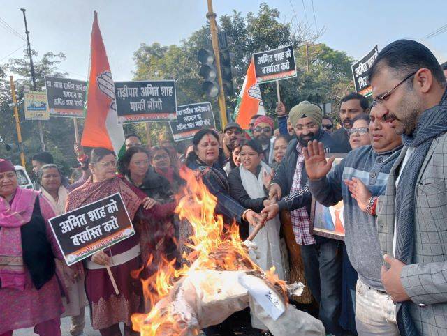 राहुल गांधी के खिलाफ एफआईआर दर्ज करने के विरोध में कांग्रेस कार्यकर्ताओं ने देहरादून में किया प्रदर्शन