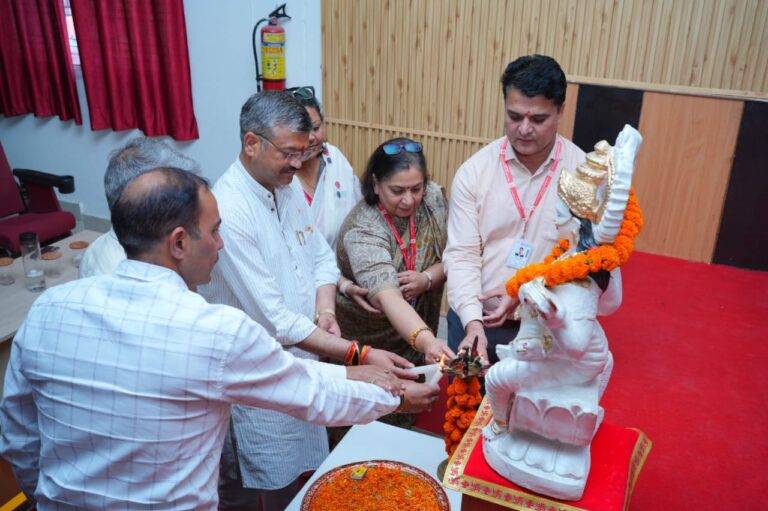 एसजीआरआर विश्वविद्यालय ने स्वच्छता कर्मचारियों के योगदान को सराहा