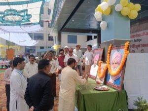 श्री महंत इन्दिरेश अस्प्ताल के डाॅक्टर मरीजों की सेहत का हाल जानने चोपर से पहुंचे कर्णप्रयाग 3 i 1 7