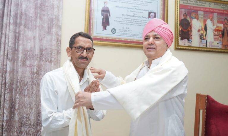 उत्तराखण्ड राज्य आंदोलनकारी सम्मान परिषद के उपाध्यक्ष ने श्री दरबार साहिब में टेका मत्था