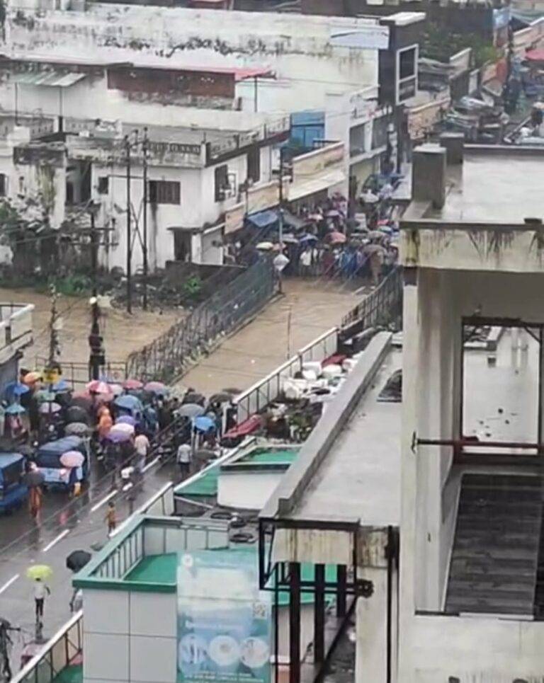 देहरादून जिले में मूसलाधार बारिश, ग्राउंड जीरो पर डीएम, नदी किनारों से दूर सुरक्षित स्थान पर रहने की अपील 