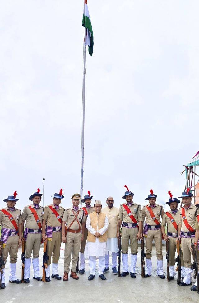 विधानसभा परिसर भराड़ीसैंण में कैबिनेट मंत्री डॉ. धन सिंह रावत ने किया ध्वजारोहण