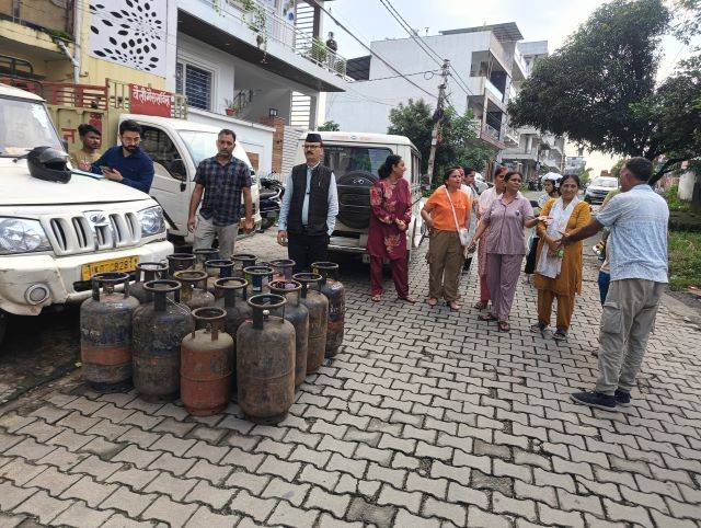 देहरादून में धड़ल्ले से चल रहा अवैध गैस रिफिलिंग का धंधा, डीएम के निर्देश पर जिला प्रशासन की छापेमारी से मचा हड़कंप