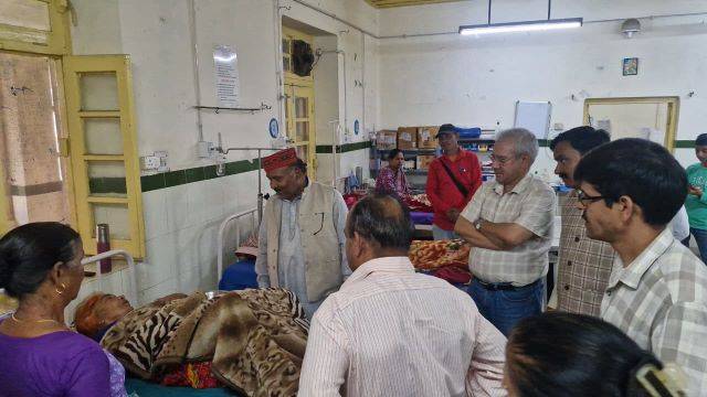 विधायक राजकुमार पोरी ने जिला अस्पताल पौड़ी पहुँचकर भर्ती मरीजों के स्वास्थ्य का हाल चाल जाना