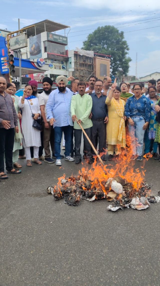 नैनीताल में यशपाल आर्य के साथ हुई घटना से नाराज कांग्रेसियों ने भाजपा सरकार का पुतला दहन किया