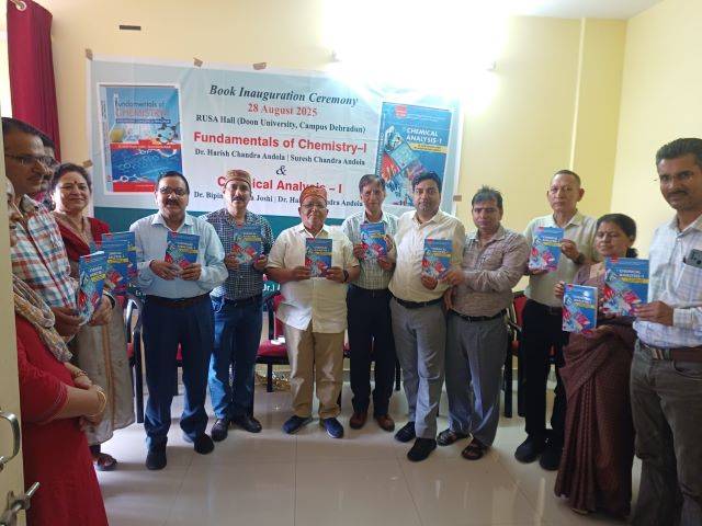 दून विश्वविद्यालय स्थित रूसा (RUSA) सभागार में पुस्तक का विमोचन
