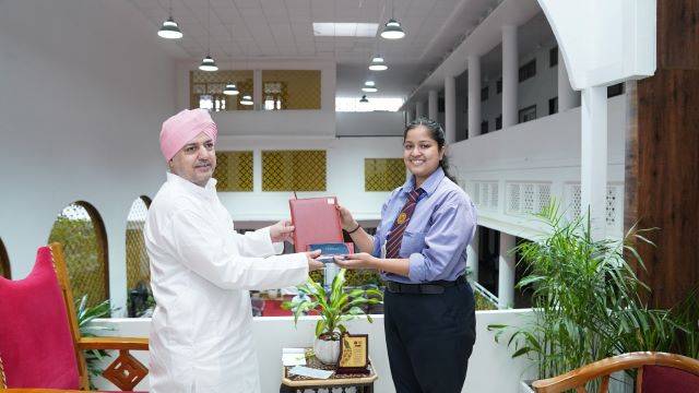 एसजीआरआरयू की मेधावी छात्रा हंसिका सक्सेना की प्रतिभा को श्री गुरु राम राय विश्वविद्यालय ने किया सम्मानित