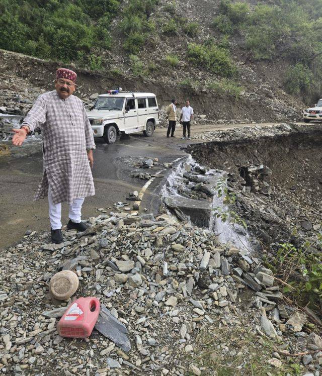 महाराज ने निमोलिया गदेरे का किया निरीक्षण