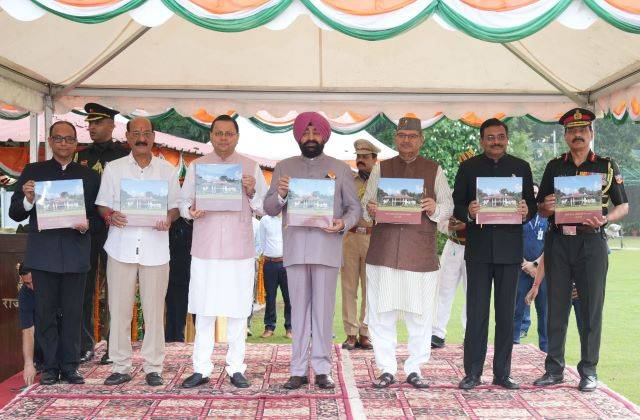 स्वतंत्रता दिवस के अवसर पर राज्यपाल व मुख्यमंत्री ने किया ‘‘संवैधानिक नेतृत्व प्रेरक अभिव्यक्ति’’ पुस्तक का विमोचन