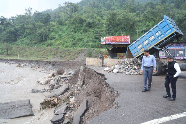 Dehradun: कुठालगेट के पास रातोंरात वैली ब्रिज निर्माण, जिला प्रशासन ने मसूरी क्षेत्र में फंसे लोगों को पहुंचाई बड़ी राहत