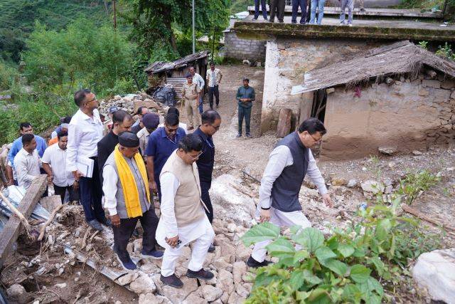 बागेश्वर के आपदा प्रभावित क्षेत्र पौंसरी में ग्रामीणों से भेंट कर सीएम ने जाना हालचाल