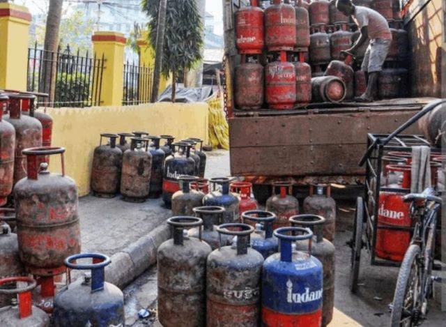 पहली तारीख को गैस सिलेंडर हुआ सस्ता, नई कीमत आज से लागू, उपभोक्ताओं को मिली राहत