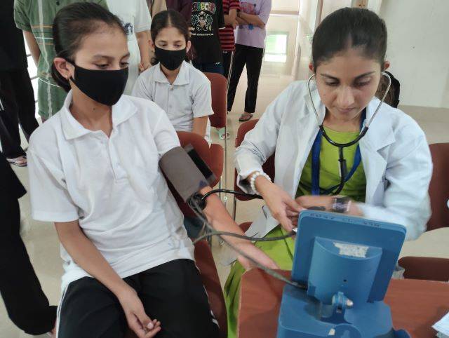 एकलव्य माॅडल रेजीडेंशियल स्कूल में श्री महंत इन्दिरेश अस्पताल का निःशुल्क स्वास्थ्य शिविर