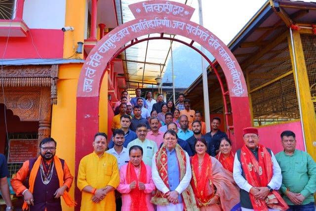 धारी देवी मंदिर में मुख्यमंत्री धामी ने की पूजा-अर्चना, प्रदेशवासियों की स्वास्थ्य और समृद्धि की कामना की