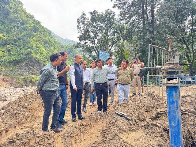 सचिव शैलेष बगोली ने आपदा से क्षतिग्रस्त पेयजल लाइनों को जल्द दुरुस्त करने के दिए निर्देश