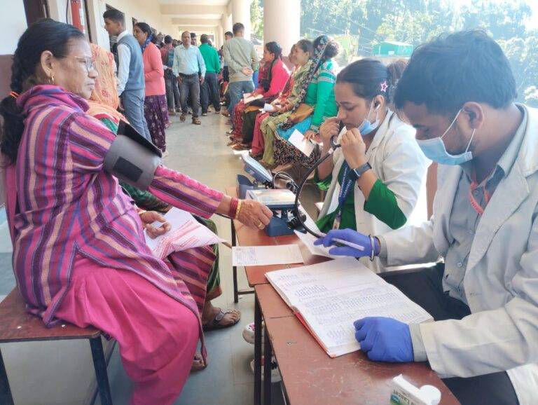 Health camp : श्री महंत इन्दिरेश अस्पताल के निःशुल्क स्वास्थ्य शिविर का 3002 मरीजों ने उठाया लाभ