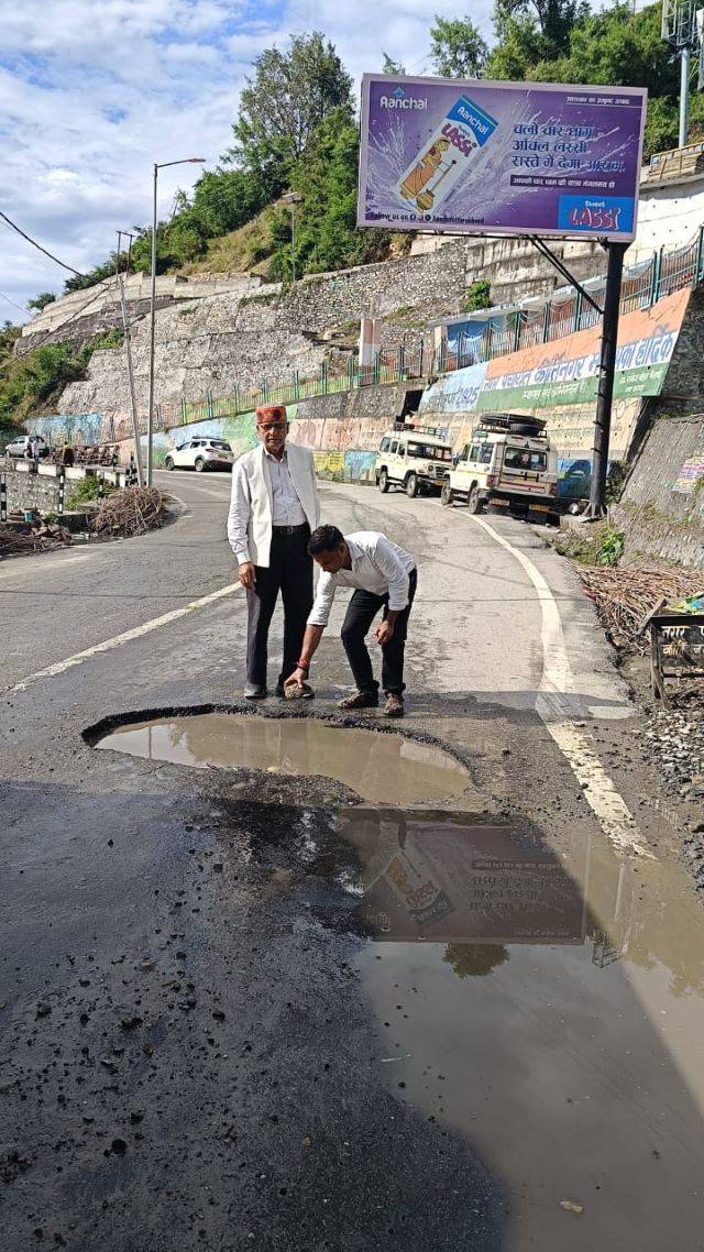 सावधान! कीर्तिनगर से मलेथा-बागवान-देवप्रयाग तक सड़क पर बड़े-बड़े गड्ढे कर रहे हादसे का इंतजार!