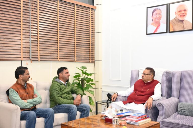 सैनिक कल्याण मंत्री गणेश जोशी से मिले उपनल कर्मचारी महासंघ के पदाधिकारी, मंत्री बोले- सरकार उपनल कार्मिकों के प्रति संवेदनशील