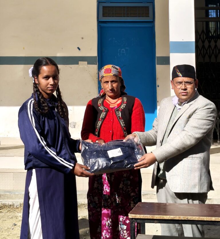 बाल दिवस का उपहार: गुरुजी ने गरीब विद्यार्थियों को बांटे स्कूली गणवेश