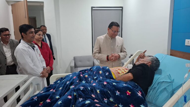 मुख्यमंत्री धामी ने श्री महंत इन्दिरेश अस्पताल में भर्ती यूकेडी के वरिष्ठ नेता दिवाकर भट्ट का लिया हालचाल