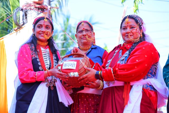 DM पौड़ी ने पहाड़ी परिधान प्रतियोगिता में बढ़ाया गौरव, गढ़वाली परिधान में दिया परंपरा और संस्कृति से जुड़ाव का प्रेरक संदेश