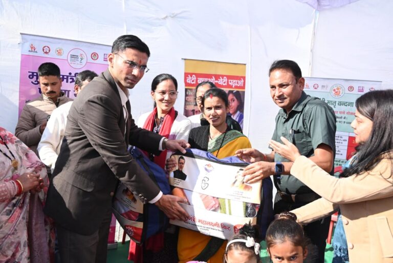 इठारना में सरकार जनता के द्वार कार्यक्रम में डीएम सविन बंसल ने सुनी जन समस्याएं