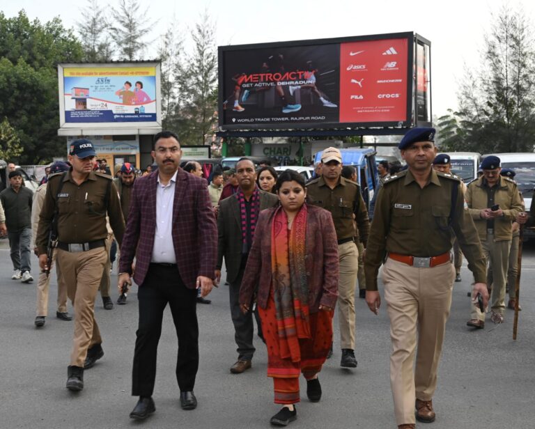 Dehradun : घंटाघर, राजपुर रोड, एस्लेहॉल, दर्शन लाल चौक, कनक चौक, लैंसडाउन चौक व चकराता रोड पर जिला प्रशासन की अतिक्रमण पर बड़ी कार्रवाई