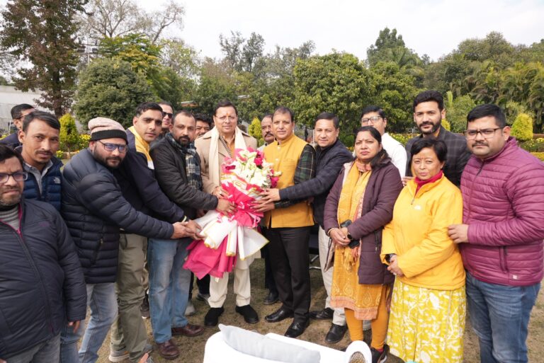 प्रेस क्लब की नवनिर्वाचित कार्यकारिणी के पदाधिकारियों ने की मुख्यमंत्री से शिष्टाचार भेंट