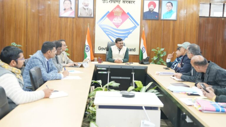 प्रदेश में सेब, कीवी और ड्रैगनफ्रूट का उत्पादन बढ़ाए जाने को लेकर अधिकारियों के साथ मंथन