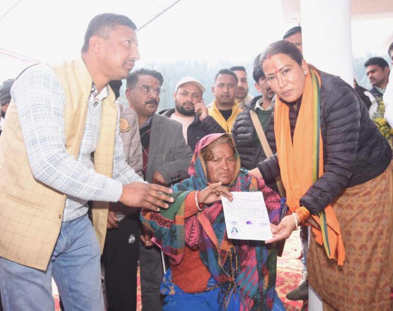 मंत्री रेखा आर्या ने सुनी जन समस्याएं, किया समाधान