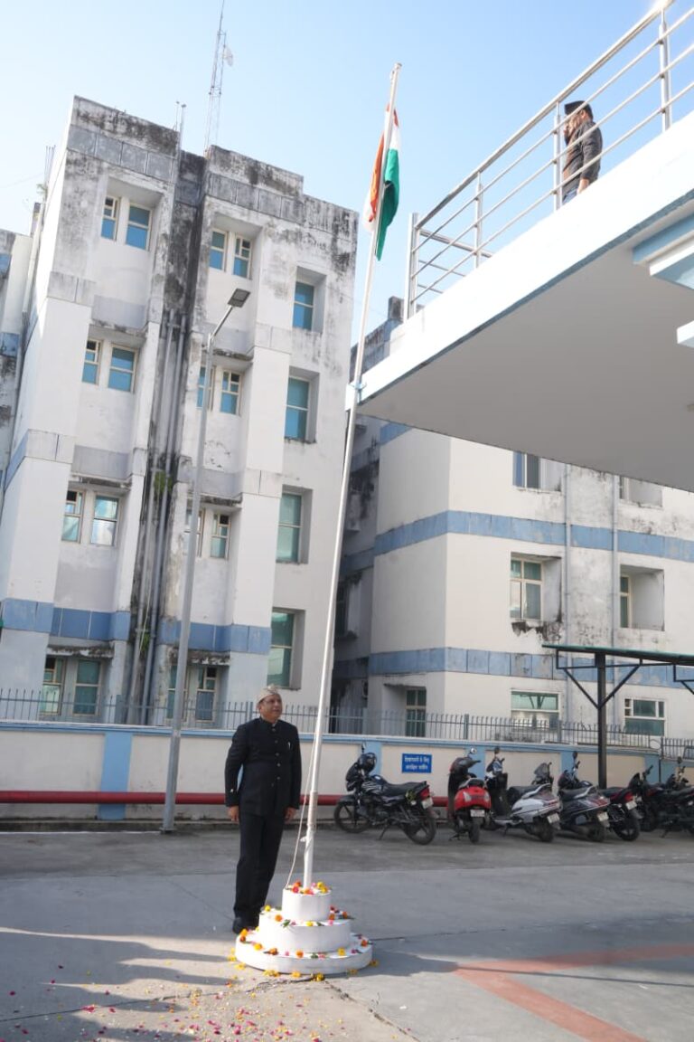 सूचना महानिदेशक बंशीधर तिवारी ने सूचना भवन में फहराया राष्ट्रीय ध्वज