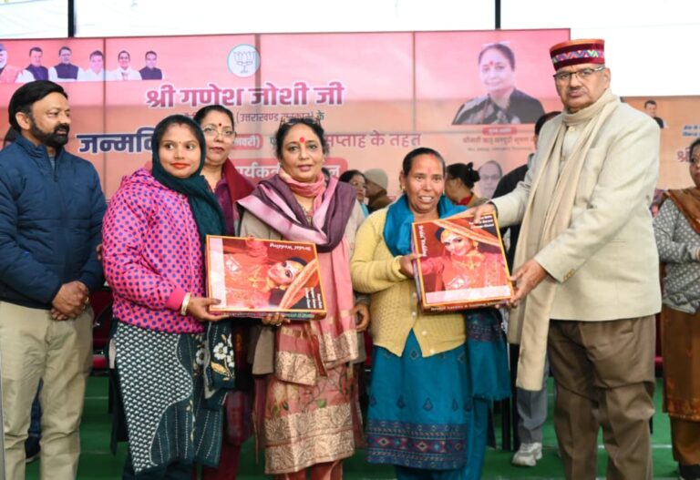 कैबिनेट मंत्री गणेश जोशी के जन्मदिवस अवसर पर आंगनबाड़ी कार्यकत्रियों एवं सहायिकाओं को किया सम्मानित