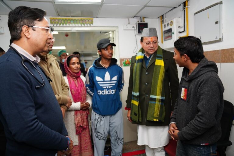 देर रात दून मेडिकल कॉलेज चिकित्सालय पहुंचे मुख्यमंत्री, व्यवस्थाओं का लिया जायजा
