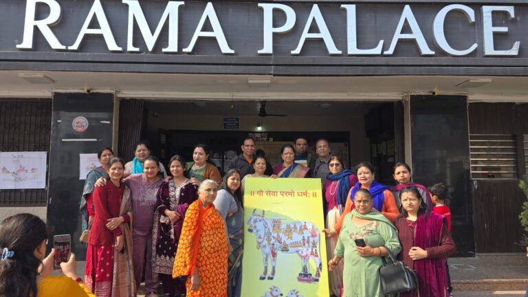 ऋषिकेश में मातृशक्ति ने गौ संवर्द्धन के लिए लिया संकल्प, कुसुम कंडवाल की अपील पर फिल्म ‘गोदान’ देखने उमड़ीं महिलाएं