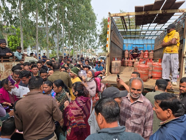 गैस एजेंसी पर ही वितरित किए गैस सिलेंडर, एजेंसी पर भारी भीड़ से कानून व्यवस्था बिगड़ने की थी प्रबल संभावना, डीएम की क्यूआरटी ने दर्ज कराया मुकदमा