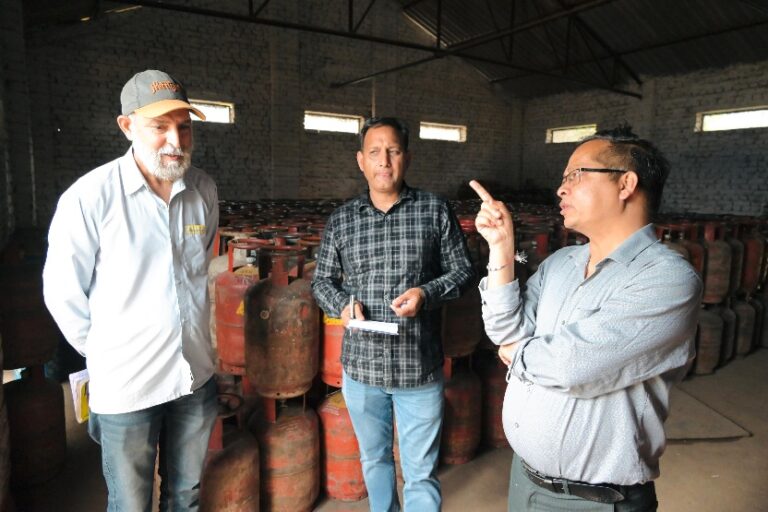 LPG Gas : जिला प्रशासन की ओटीपी आधार पर होमडिलीवरी व्यवस्था से एजेंसियों से छंटी भीड़