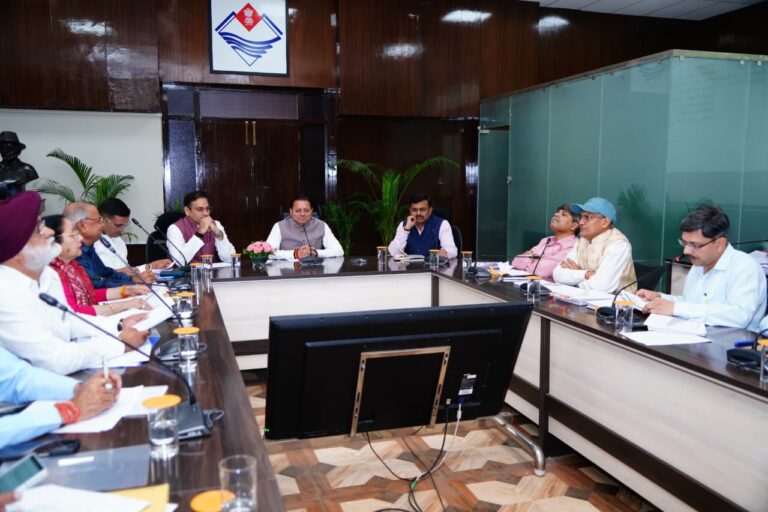 जनप्रतिनिधियों की उठाई गई समस्याओं को सर्वाेच्च प्राथमिकता से त्वरित समाधान करें अधिकारी : मुख्यमंत्री