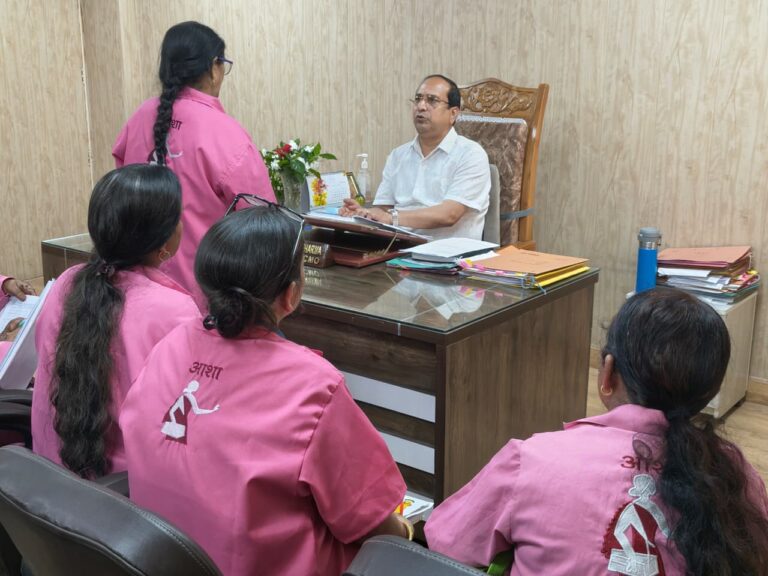 सी.एम.ओ. डॉ0 मनोज कुमार शर्मा ने किया आशाओं की दैनिक डायरी का अवलोकन