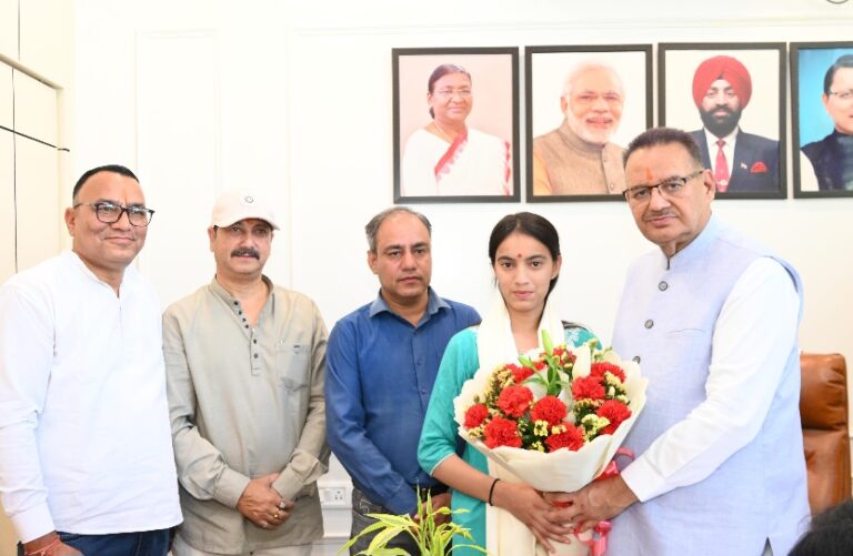 हाईस्कूल में 15वीं रैंक हासिल करने पर देहरादून सरखेत निवासी साक्षी को कैबिनेट मंत्री गणेश जोशी ने किया सम्मानित