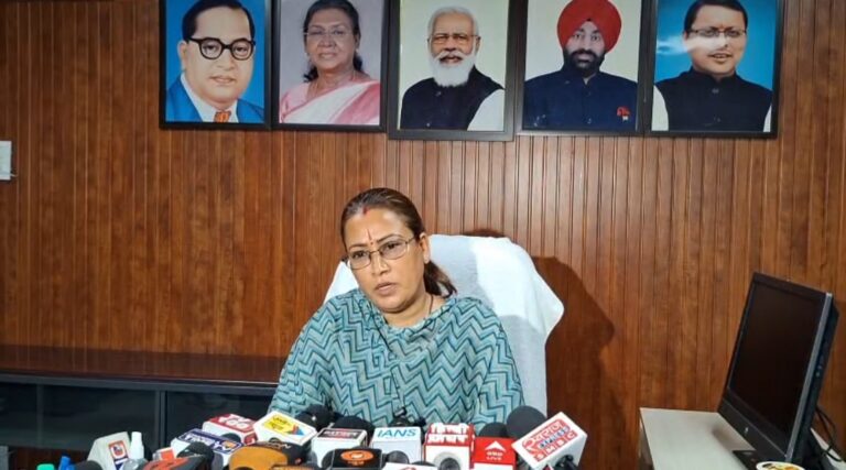 महिलाएं अपना अधिकार लेकर रहेंगी : रेखा आर्या