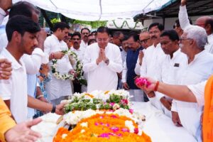 पूर्व मुख्यमंत्री भुवनचंद्र खंडूड़ी के पार्थिव शरीर पर पुष्प चक्र अर्पित कर नम आंखों से दी विदाई 2 IMG 20260520 WA0006 2