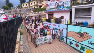 विश्व पर्यावरण दिवस: वन क्षेत्राधिकारी प्रदीप गौड़ के नेतृत्व में गैरसैण में ‘एक पेड़ माँ के नाम’ पौधारोपण अभियान का शुभारंभ 6 IMG 20260606 WA0012