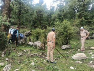 दयारा ट्रेक से लापता बबीता पाण्डे की तलाश जारी, हेलीकॉप्टर से भी की गई सर्चिंग 2 IMG 20260607 WA0017